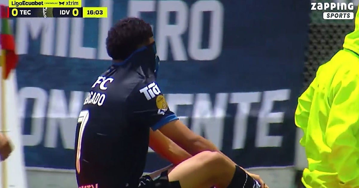 Sevilla FC: Patrik Mercado, lesionado y llorando en la camilla al salir del campo