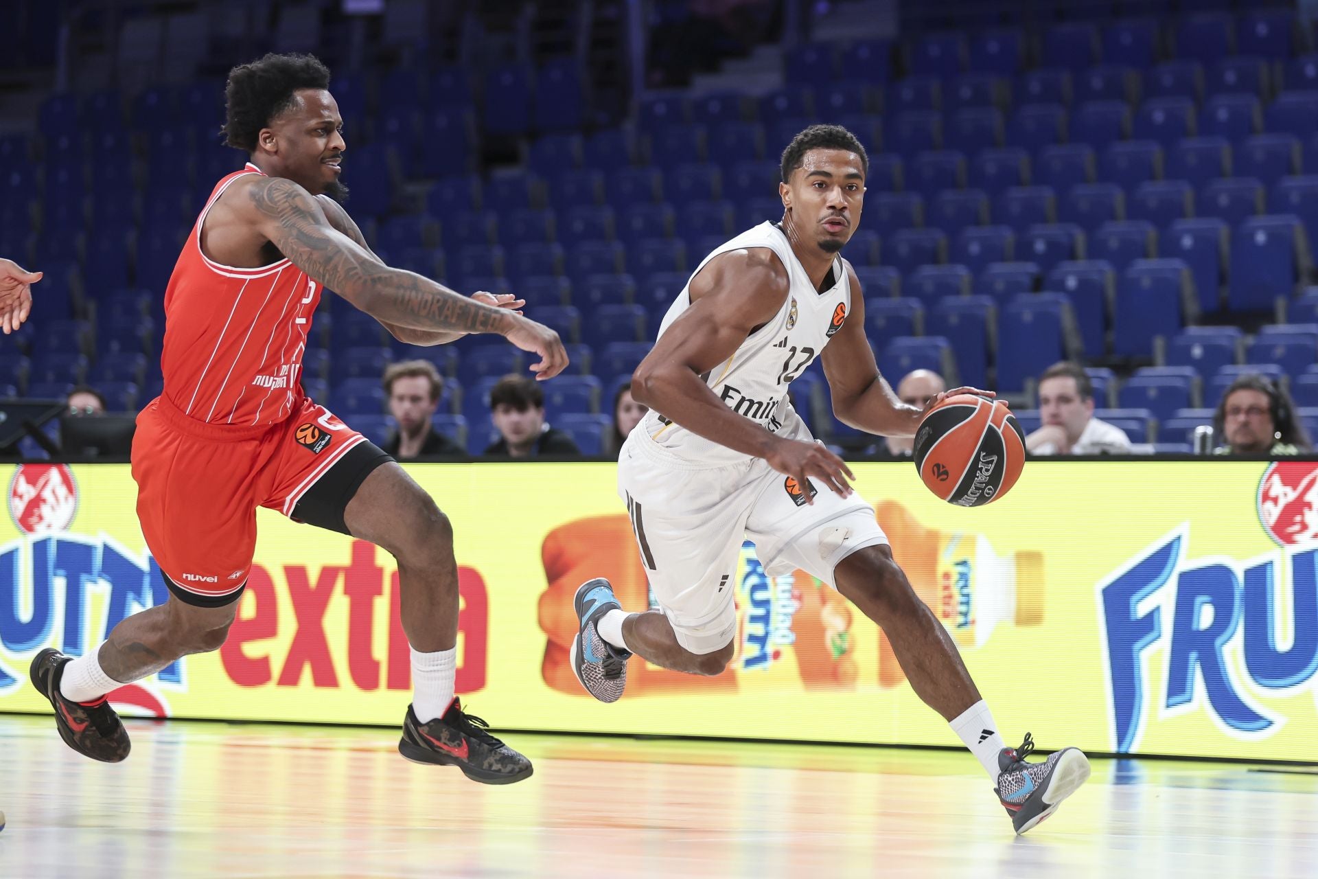 La soledad tampoco frena al Madrid en el Palacio