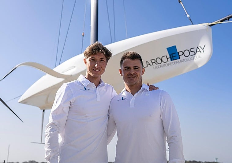 Florian Trittel y Diego Botín posan junto al AC40 en Lorient.