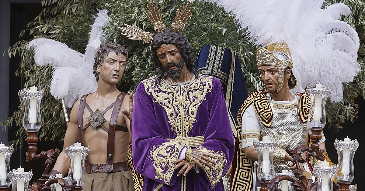 El Sevilla FC inicia sus ofrendas florales de Semana Santa en la Hermandad de Pino Montano