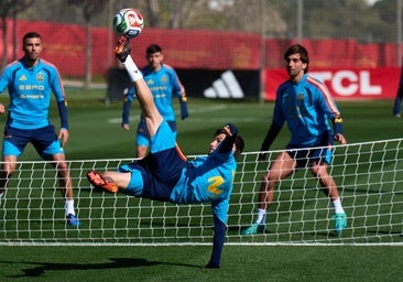 La doble cara de Álex Baena: finura en la selección, desconfianza en el Atlético