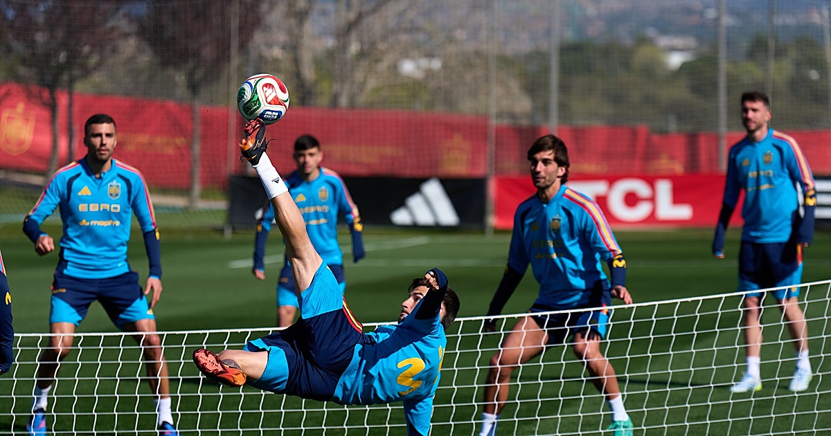 La doble cara de Álex Baena: finura en la selección, desconfianza en el Atlético