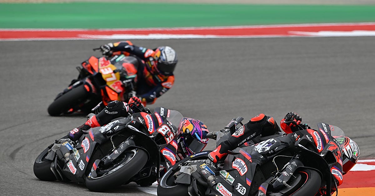 Un Bezzecchi de récord celebra el triunfo con Martín segundo