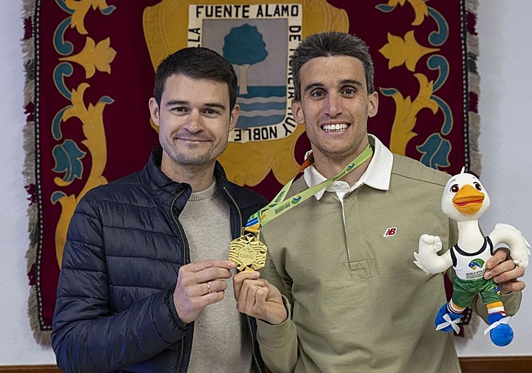 Gabriel Lorente, junto a su pupilo, el campeón del mundo Mariano García.