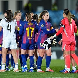 Las jugadoras del Barça y el Madrid se saludan tras la enésima goleada