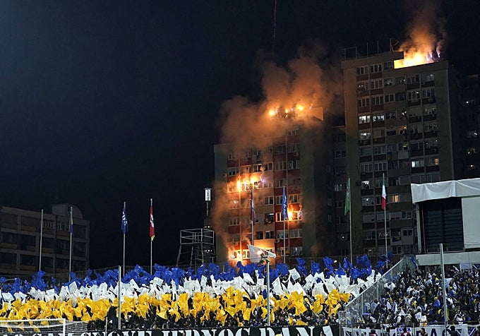 Bengalas en los edificios cercanos al estadio Bilino Polje
