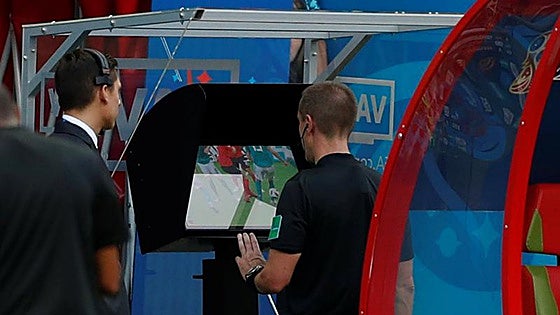 Un árbitro revisa una jugada en el monitor.