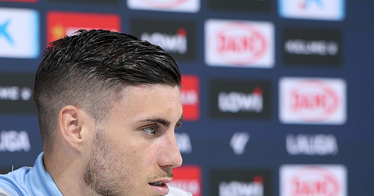 Roberto Fernández: «A todos nos gusta jugar en estadios como la Cartuja, ante este tipo de aficiones que te están apretando»