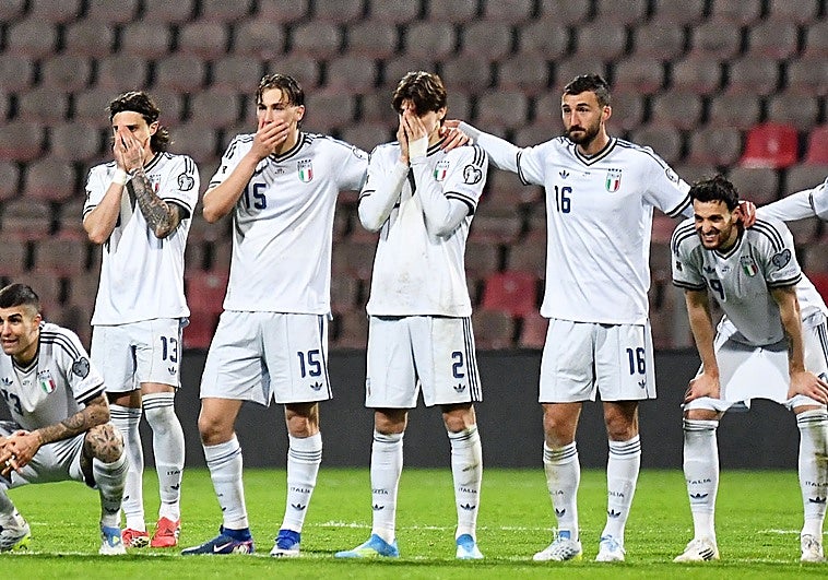 Los jugadores italianos, durante la tanda de penaltis ante Bosnia