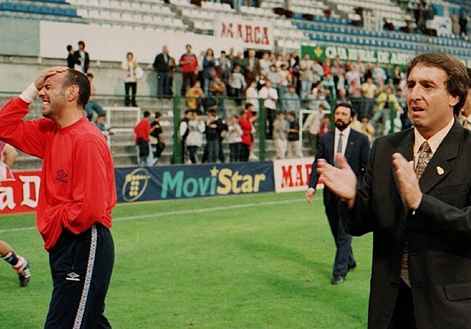 Julián Rubio aplaude a los sevillistas con Monchi llorando a su lado