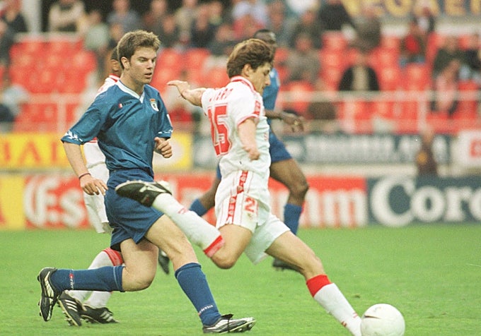 Marcelo Otero intenta un disparo en un partido contra el Oviedo en Nervión