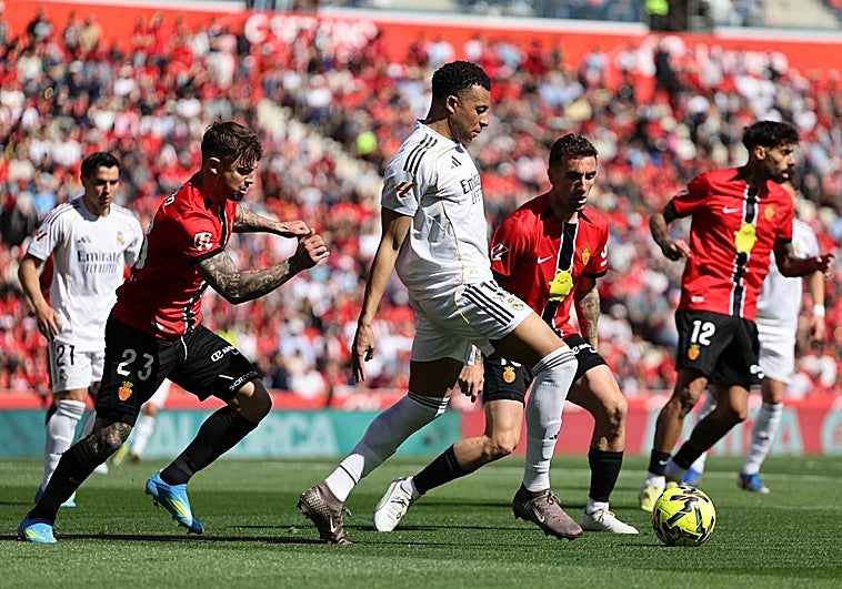 Gran parada de Leo Román en un mano a mano con Mbappé