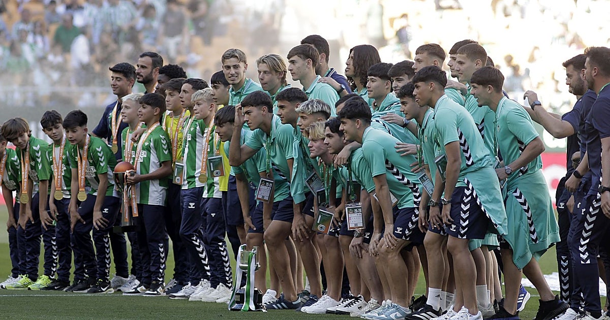 Homenaje del Betis al alevín campeón del mundo sub 12 y al División de Honor Juvenil campeón de la Copa del Rey