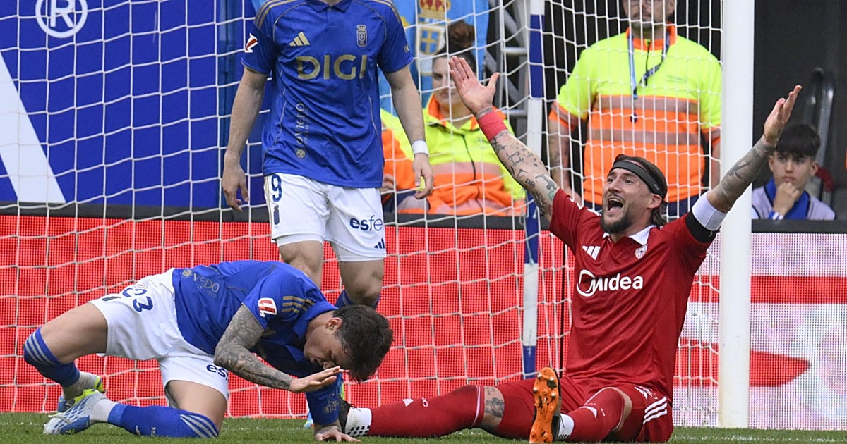 Polémica arbitral en el Real Oviedo - Sevilla FC: Hernández Hernández perdona dos rojas a los locales
