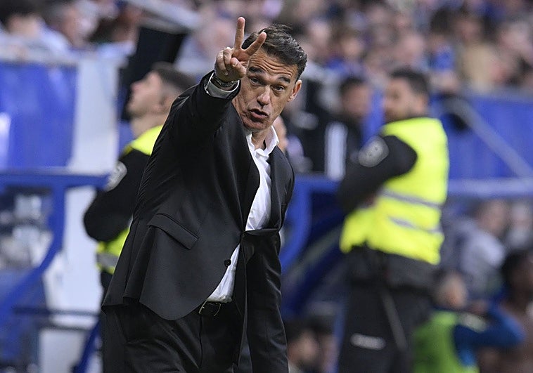 La queja de García Plaza por el arbitraje en el Real Oviedo - Sevilla FC: «A Sow lo he tenido que quitar porque le han pegado un pisotón de roja»