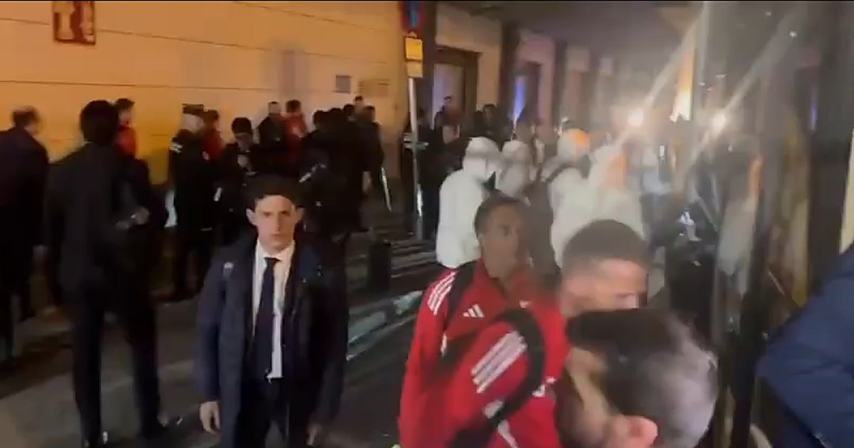 Tensión y hostilidad a la llegada del Sevilla FC al aeropuerto y a la ciudad deportiva
