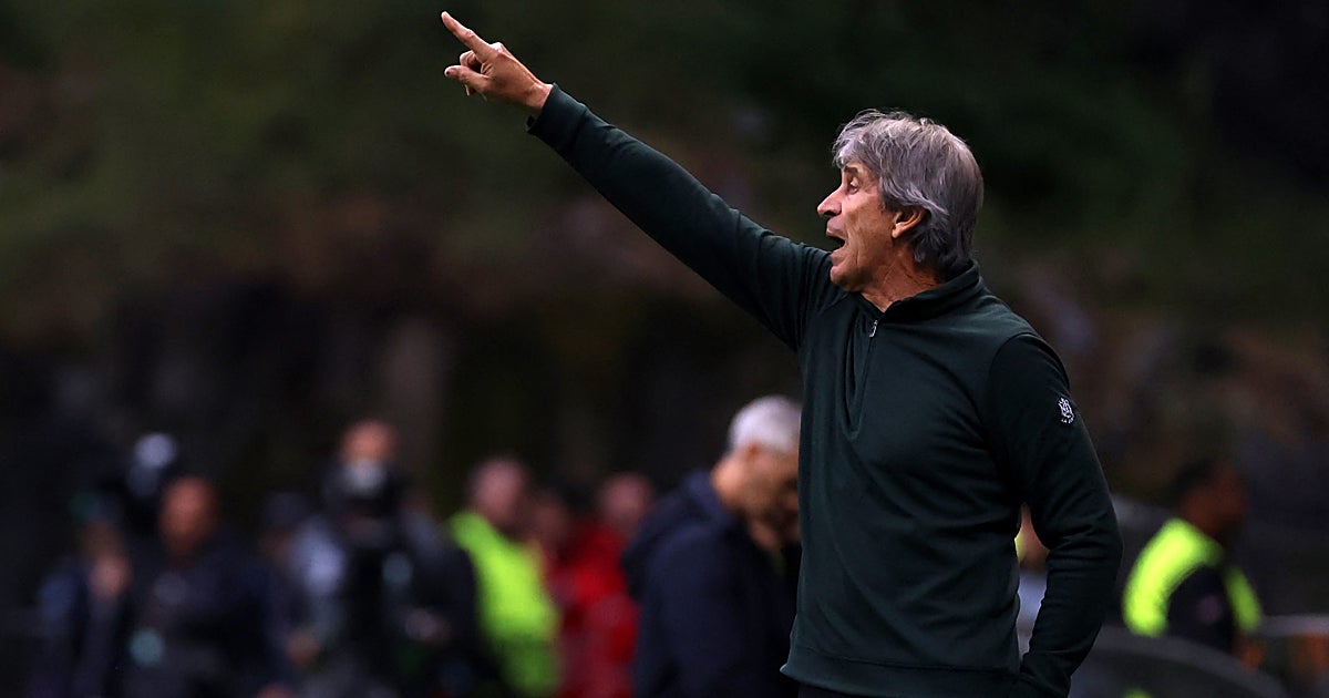Manuel Pellegrini dando instrucciones en la banda