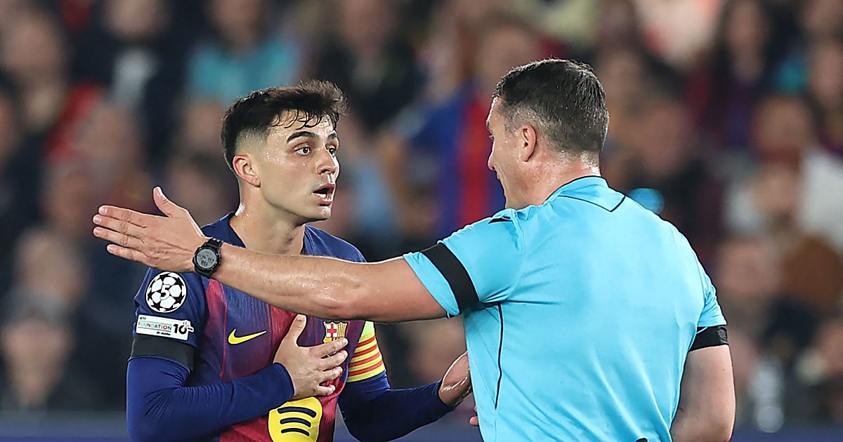 Pedri reclamando al árbitro