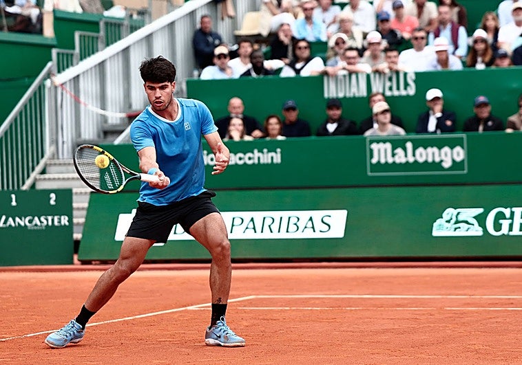 Alcaraz golpea una dejada ante Bublik, en el partido de cuartos en Montecarlo.