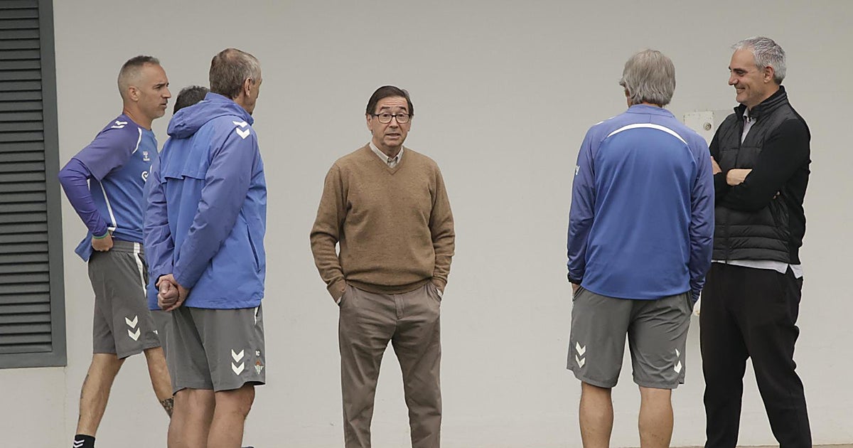 Julio Cardeñosa visita el entrenamiento del Betis antes del viaje a Pamplona