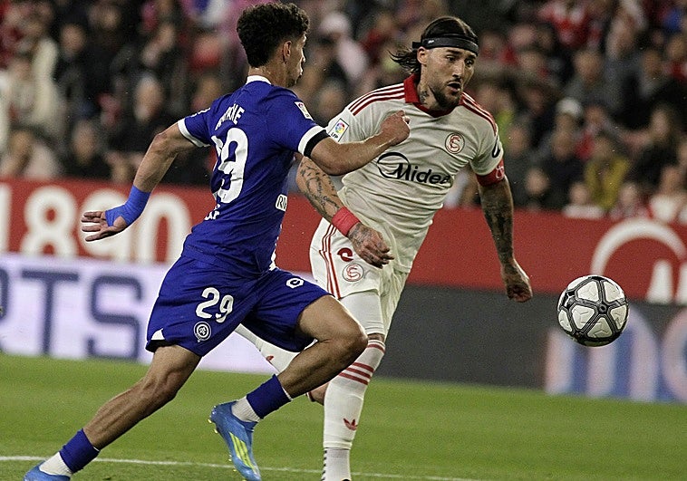 Gudelj disputa un balón con Rayane Belaid en el Sevilla-Atlético de Madrid de este sábado