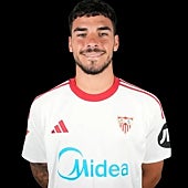 Imagen - Anticipación y velocidad. Desde el costado diestro buscando zonas interiores y asociación, por ejemplo, con Juanlu. Ganó la posición en la acción que terminó en el penalti del 1-0