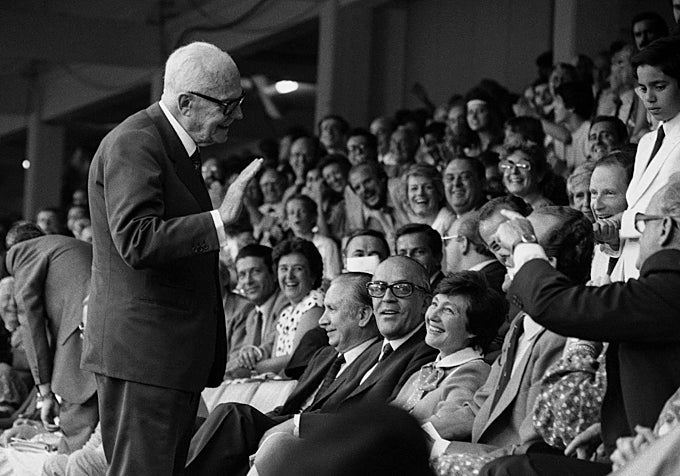 El presidente de de Italia, Sandro Pertini, saluda al Rey Don Juan Carlos, en el palco del Bernabéu, y el resto de autoridades.