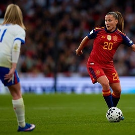Claudia Pina controla un balón en el partido ante Inglaterra