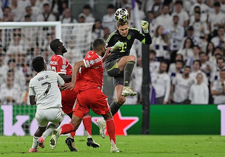 Neuer, Tah, Upamecano y Vini, en una acción del partido de ida