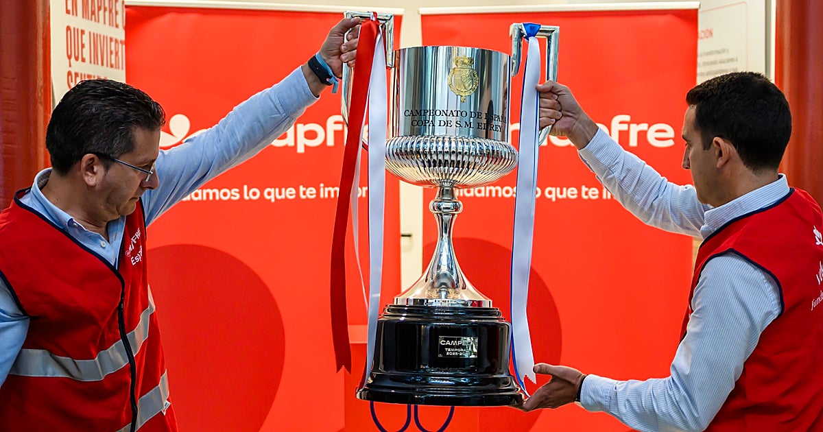 En directo: Juanma Moreno recibe la Copa del Rey en San Telmo