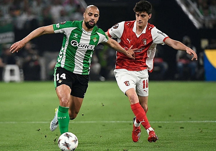 Amrabat conduce el balón ante la presión de Pau Víctor durante el Betis - Braga