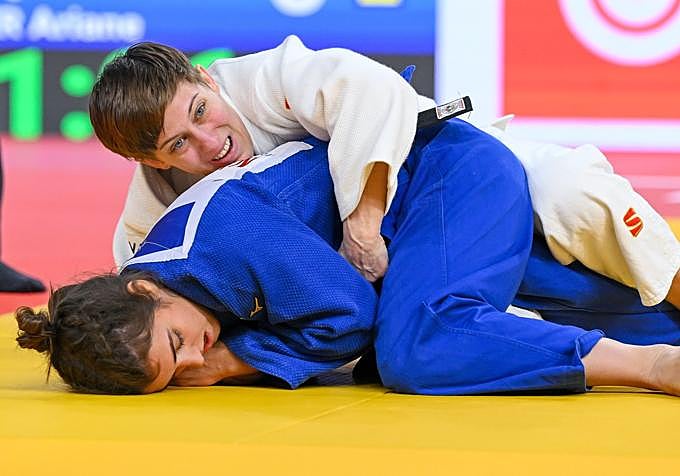 Ariane Toro, de azul, se defiende de la húngara Reka Pupp.