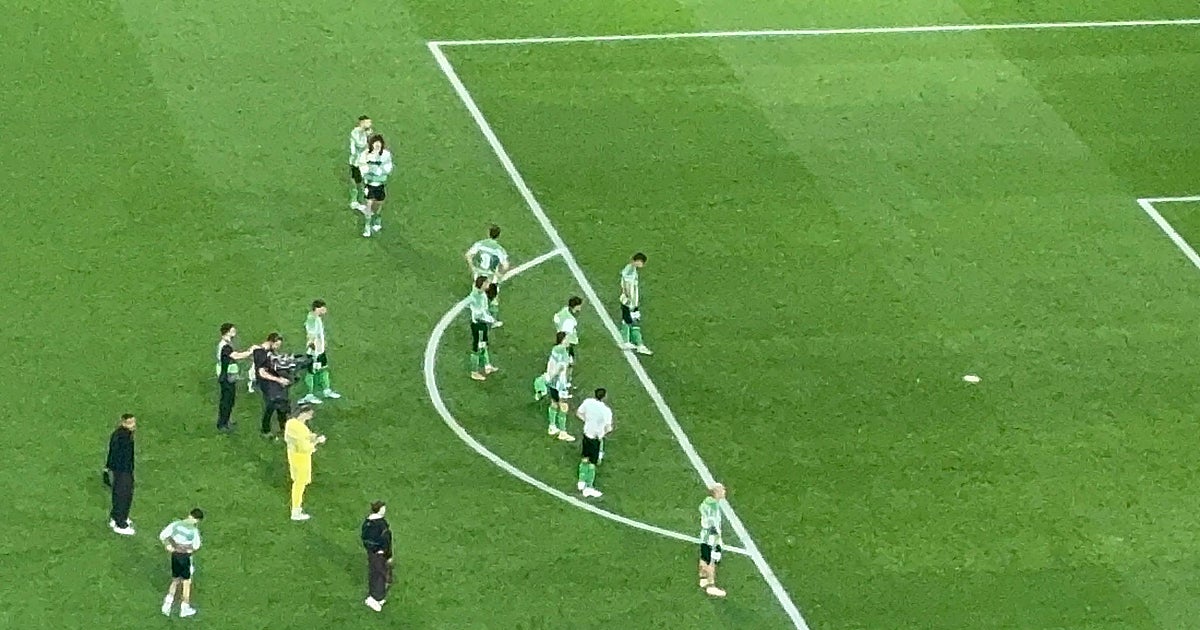 Los jugadores del Betis pidieron perdón a la afición sobre el césped tras la eliminación ante el Braga