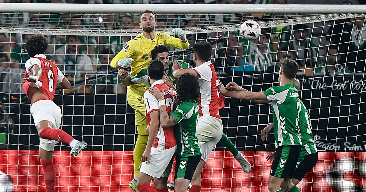 La discutida titularidad de Pau López y el argumento de Pellegrini