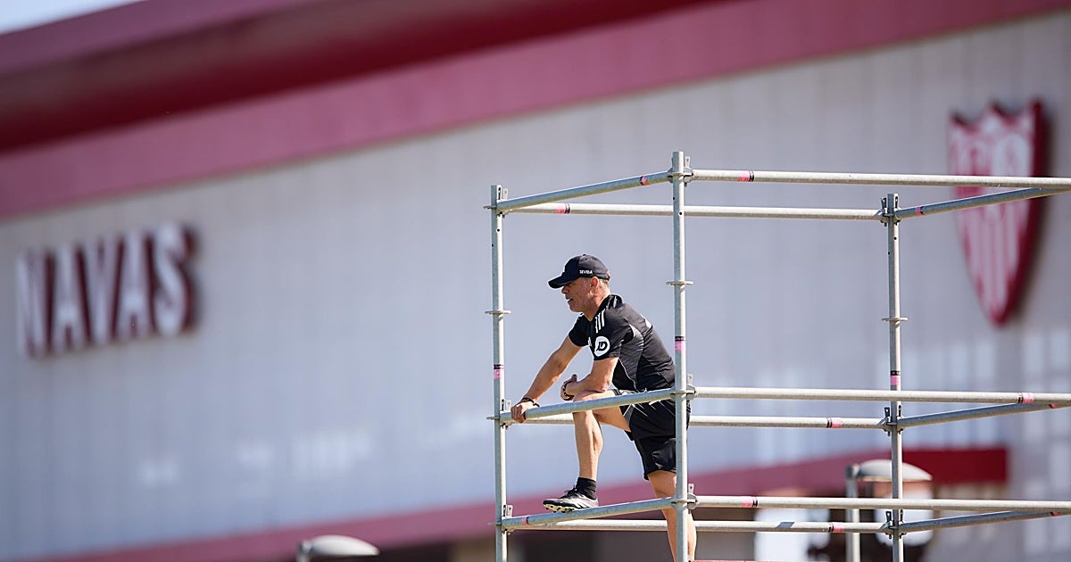 García Plaza, a lo Luis Enrique: se sube a un andamio para el entrenamiento del Sevilla FC