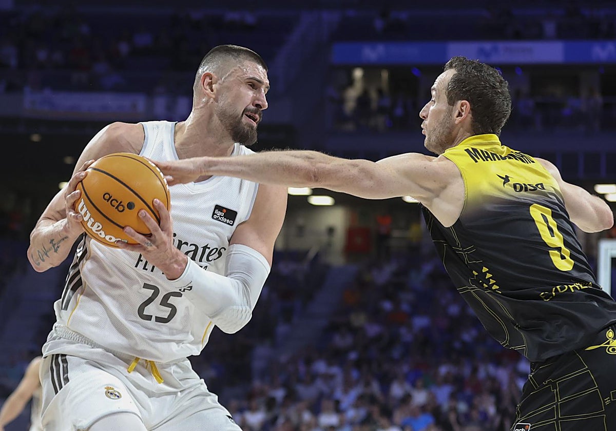 Marcelinho Huertas, ante Alex Len.