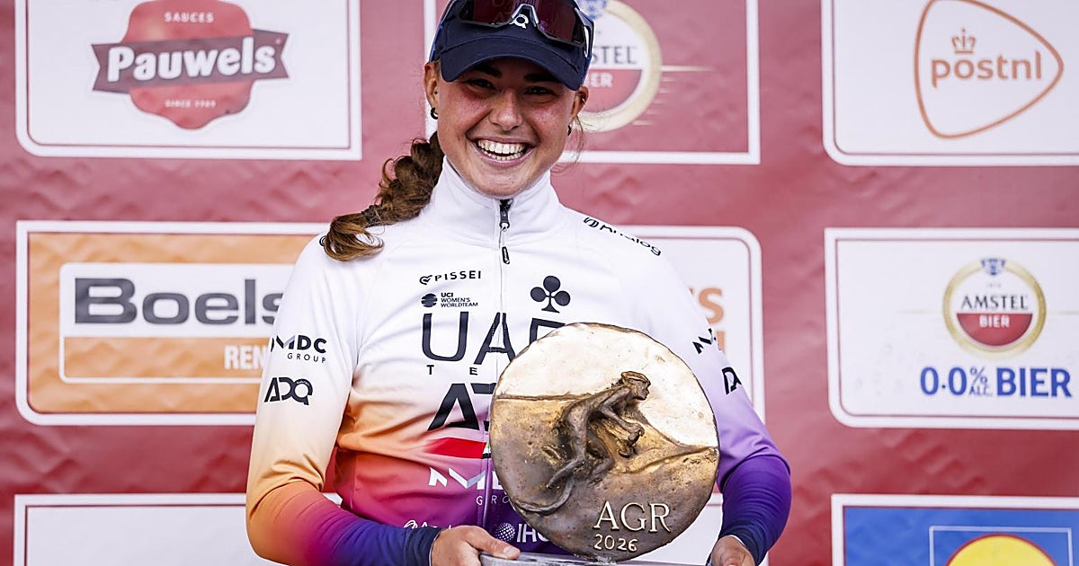 El trago más feliz de Paula Blasi, primera española que gana la Amstel Gold Race