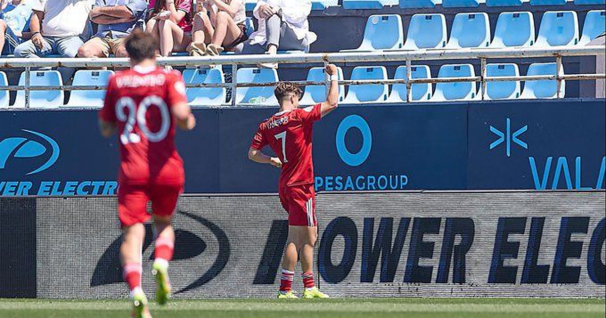 Miguel Sierra celebra con gol su renovación