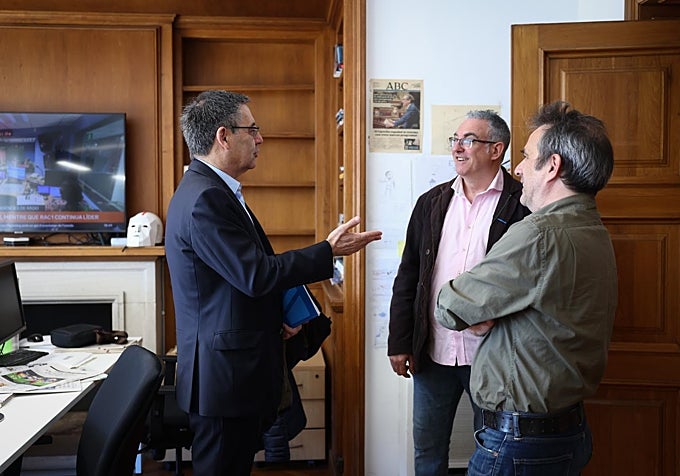 El expresidente del Barcelona durante su visita a ABC, con el delegado Álex Gubern y el redactor Sergi Font.