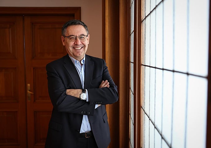 El expresidente del Barcelona posa sonriente para esta entrevista.