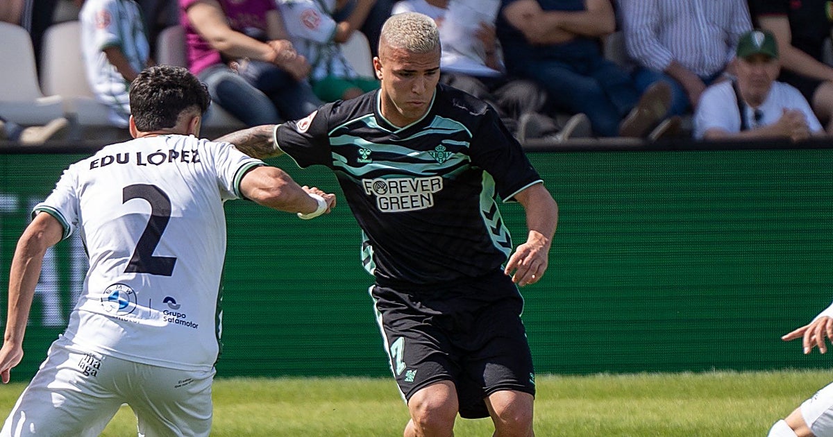 El Betis Deportivo remonta en Torremolinos (1-2) y sigue soñando con la permanencia