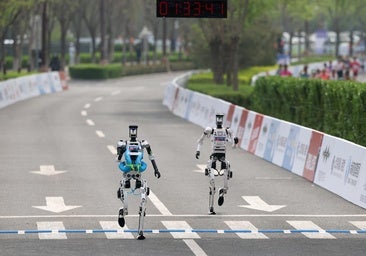 Dos de los robots que participaron en la media maratón de Pekín