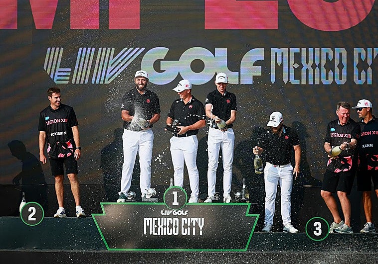 Jon Rahm celebra el triunfo junto a su equipo, rodeado de españoles en el podio