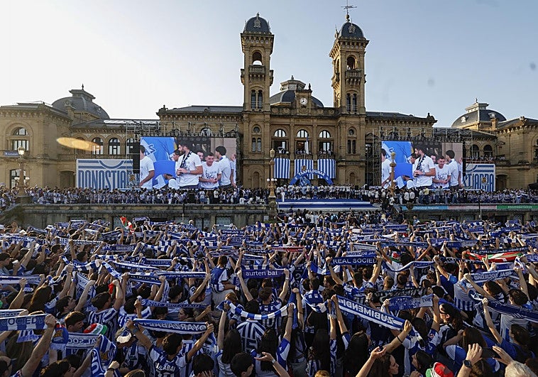 La afición de la Real abarrota San Sebastián para celebrar su cuarta Copa del Rey
