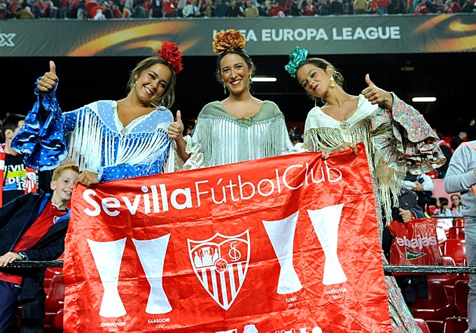 Tres jóvenes se disfrazan de bailaoras de flamenco en Sánchez-Pizjuán
