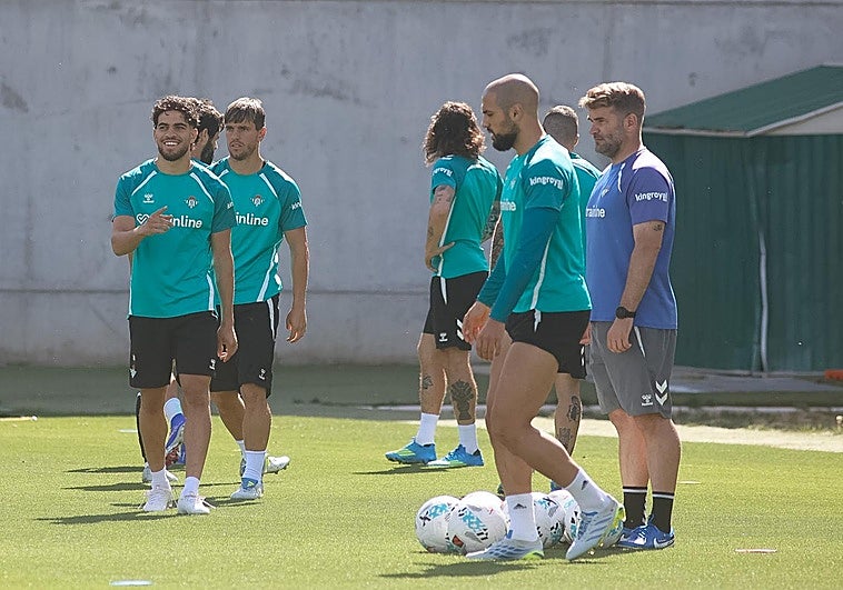 Alineaciones probables del Girona - Betis de LaLiga EA Sports 2025-2026: onces y banquillo de suplentes