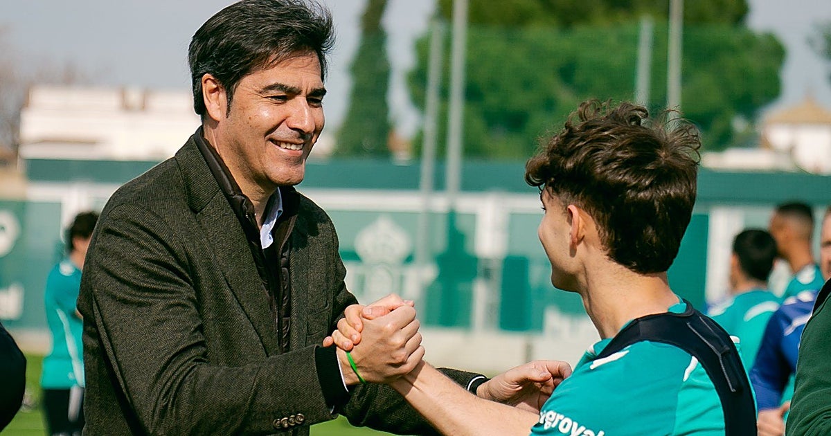 La visita de Haro y Catalán al entrenamiento del Betis para apoyar al equipo