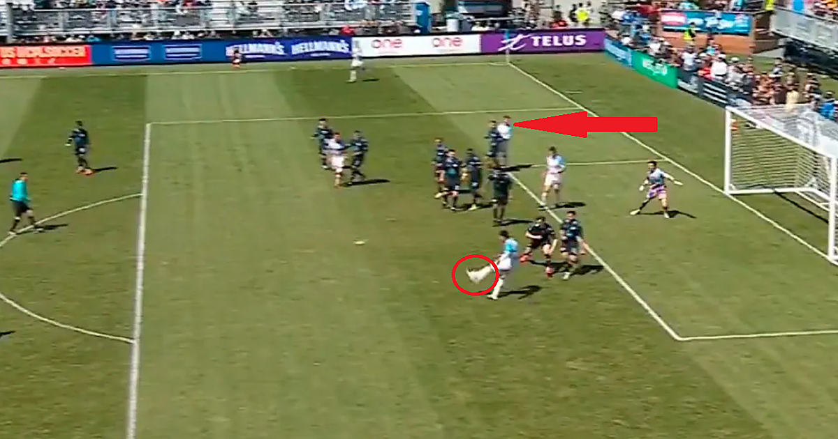 El escándalo arbitral que faltaba: ya es legal marcar gol en fuera de juego