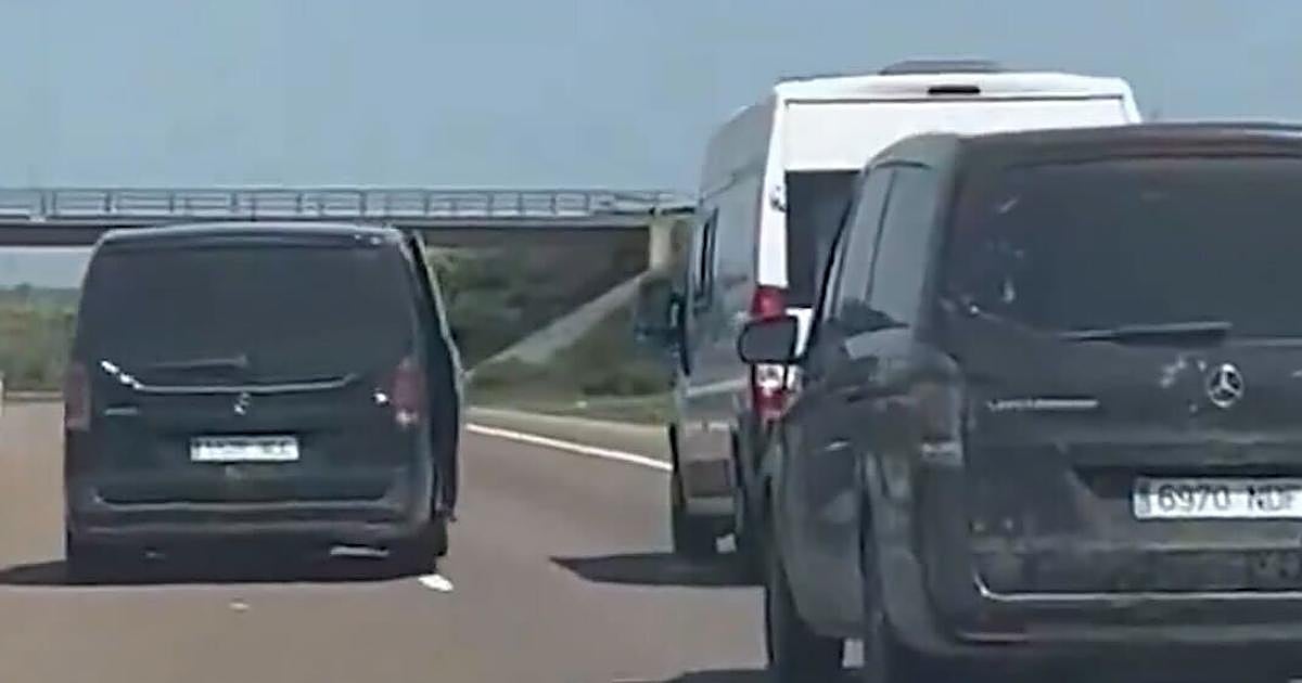 Detenidas dos personas por amedrentar con furgonetas a un vehículo con la bandera del Atlético en Extremadura