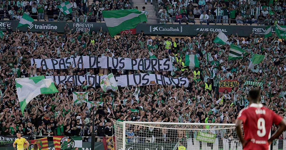 Propuesta de multa para el Betis por pancartas prohibidas y botes de humo en el derbi de la Cartuja
